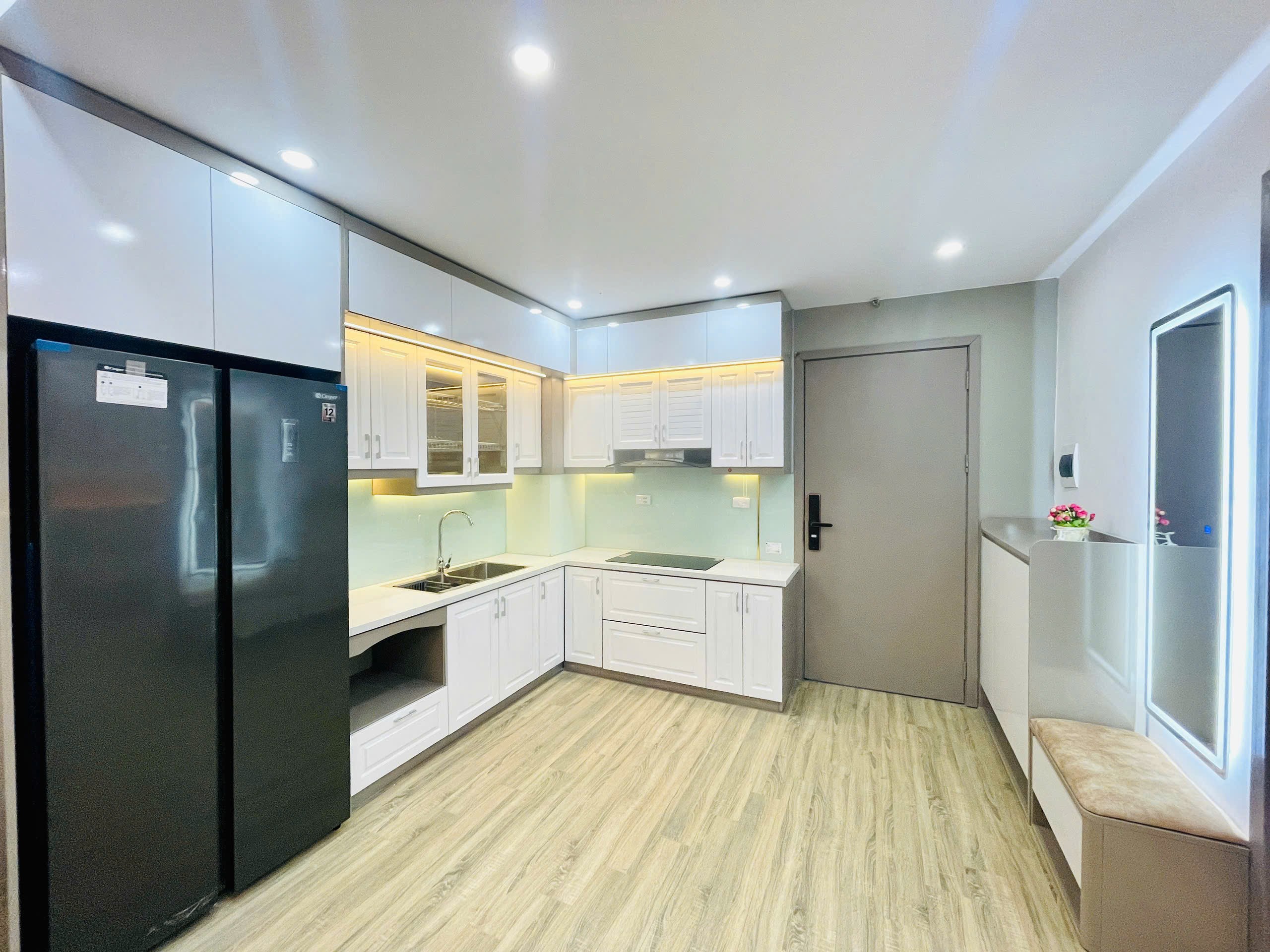 Cần bán căn hộ full đồ mới 100%, ban công đông nam, view hồ, chung cư  Thanh Hà 9