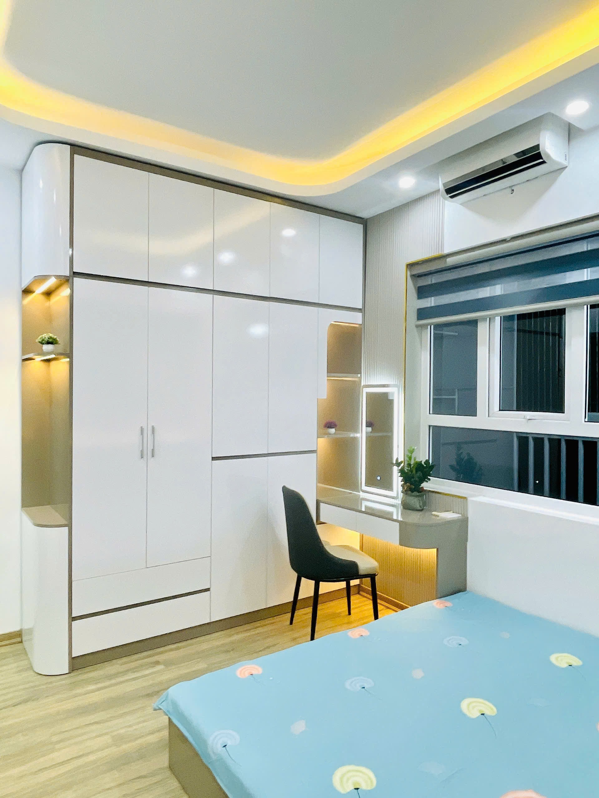 Cần bán căn hộ full đồ mới 100%, ban công đông nam, view hồ, chung cư  Thanh Hà 11