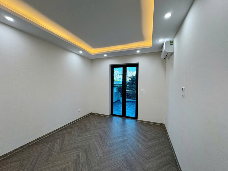 Bán 69m2 nhà 4 tầng, thang máy, 5PN sát chợ Diêm Gỗ, Việt Hưng. Chỗ đỗ xe miễn phí 7