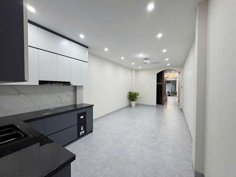 Bán 69m2 nhà 4 tầng, thang máy, 5PN sát chợ Diêm Gỗ, Việt Hưng. Chỗ đỗ xe miễn phí 8