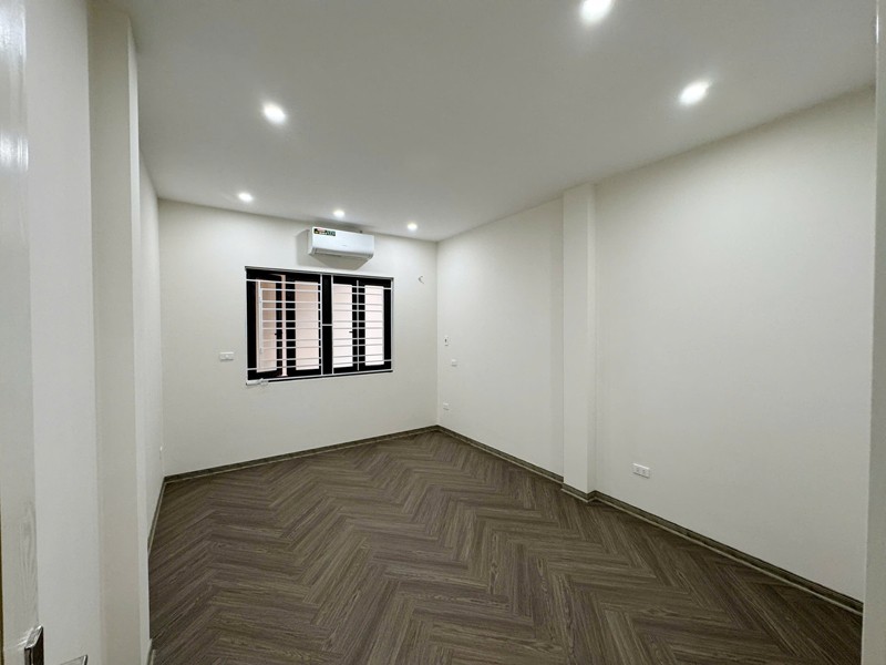 Bán 69m2 nhà 4 tầng, thang máy, 5PN sát chợ Diêm Gỗ, Việt Hưng. Chỗ đỗ xe miễn phí 9