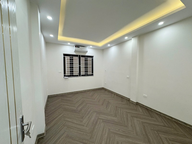 Bán 69m2 nhà 4 tầng, thang máy, 5PN sát chợ Diêm Gỗ, Việt Hưng. Chỗ đỗ xe miễn phí 12