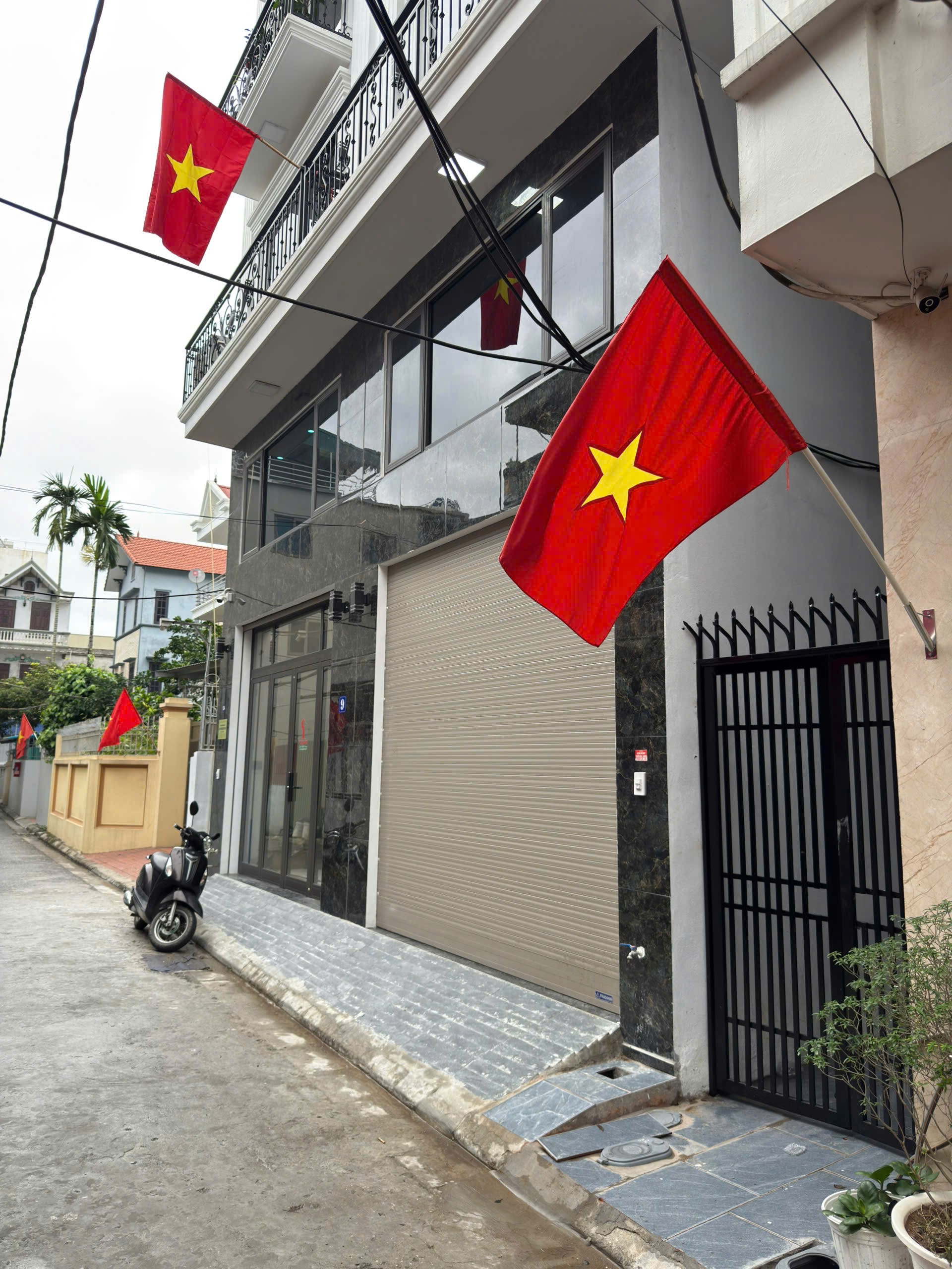 Nhà mới ở luôn 5 Tầng  full nội thất -Ô tô đỗ cổng – Ngõ thông Kẻ Tạnh, Long Biên – Giá 6.5 tỷ.