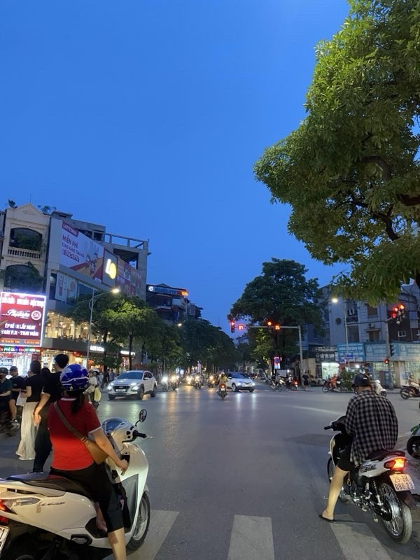 MẶT PHỐ HAI BÀ TRƯNG - LÔ GÓC 3 THOÁNG - VỈA HÈ - SỔ VUÔNG . 3