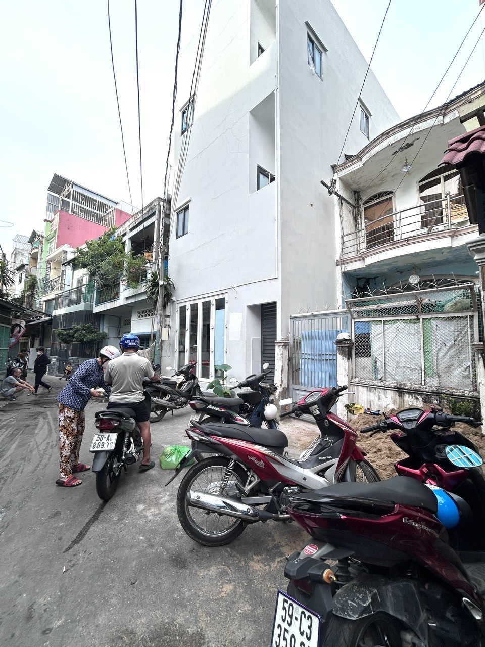 BÁN NHÀ CẤP 4- HIÊN ĐANG SỮA CHỮA- TRƯỚC NHÀ RỘNG 8M- NGANG NỞ HẬU- Đ.TÔN ĐẢN- GIAO THƯƠNG GIỮA 3