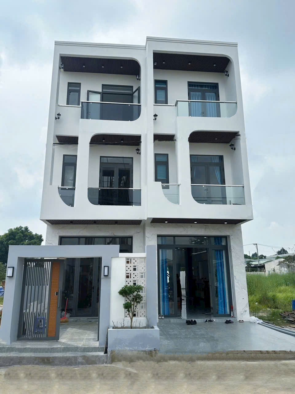 NHÀ 3 TẦNG HIỆN ĐẠI MỚI XÂY TẠI BÌNH CHÁNH - CHỈ 2,7 TỶ