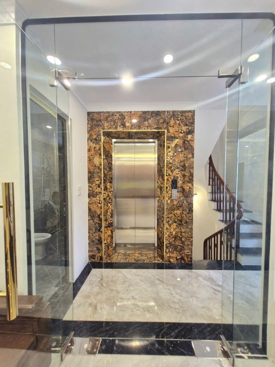 Cần bán 59,3m2 nhà 6 tầng thang máy, ngõ 12 Thạch Bàn. Nhà đẹp, tiện ích bạt ngàn, gần hồ điều hòa 3