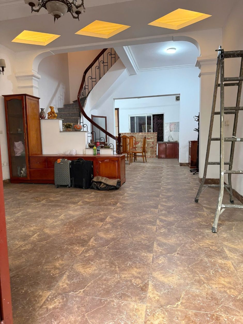 31.10.25 Cho thuê nhà nguyên căn ở Trần Duy Hưng, 80m2 x 5 tầng, có sân cổng riêng để xe thoải mái