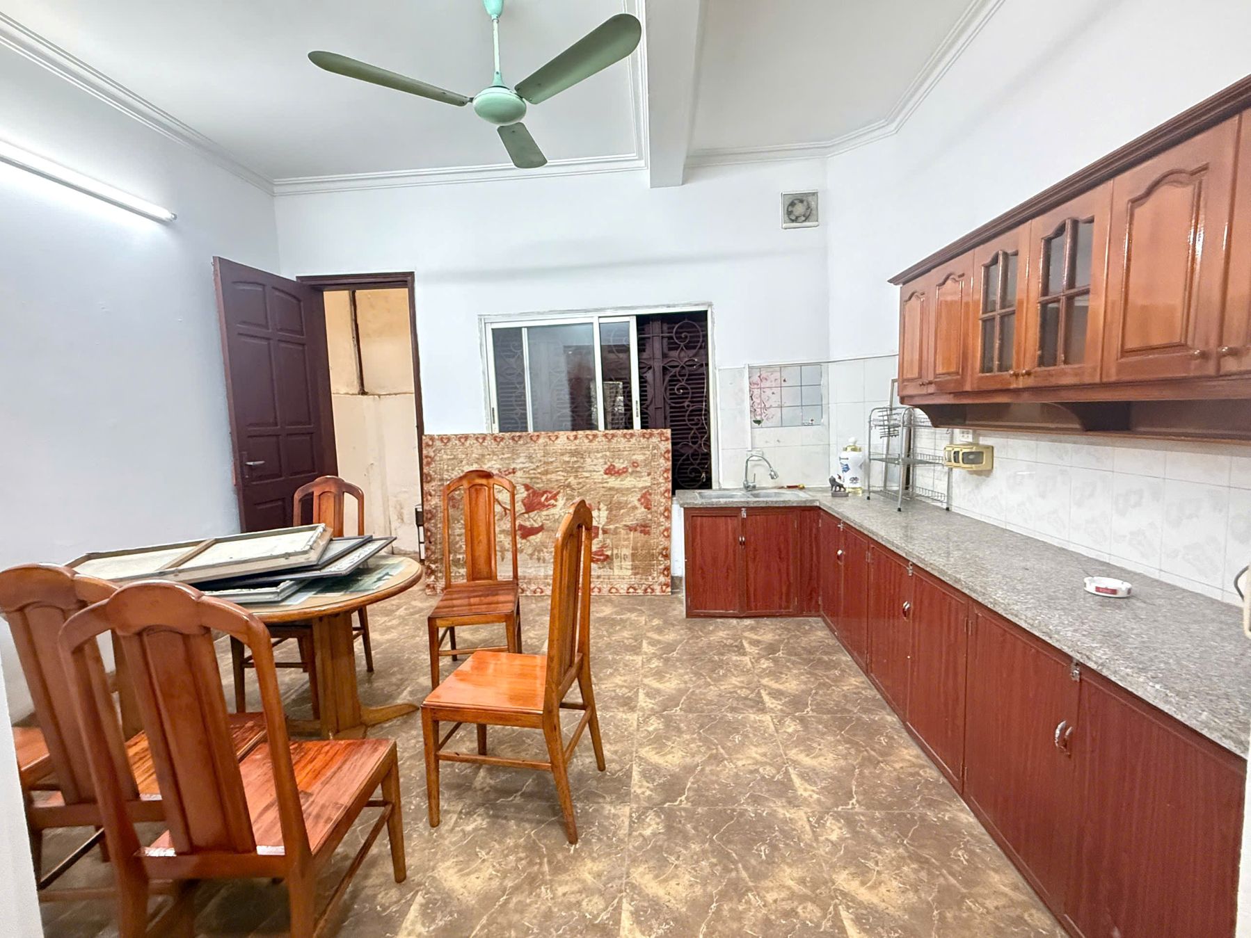 31.10.25 Cho thuê nhà nguyên căn ở Trần Duy Hưng, 80m2 x 5 tầng, có sân cổng riêng để xe thoải mái 3