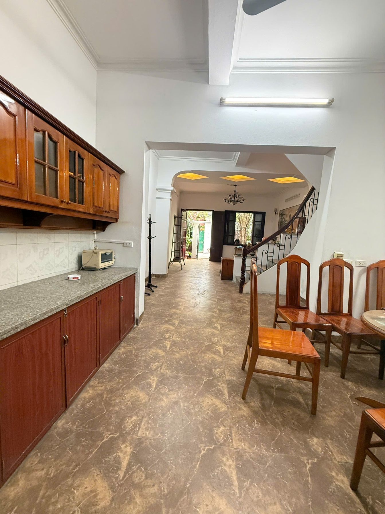 31.10.25 Cho thuê nhà nguyên căn ở Trần Duy Hưng, 80m2 x 5 tầng, có sân cổng riêng để xe thoải mái 4