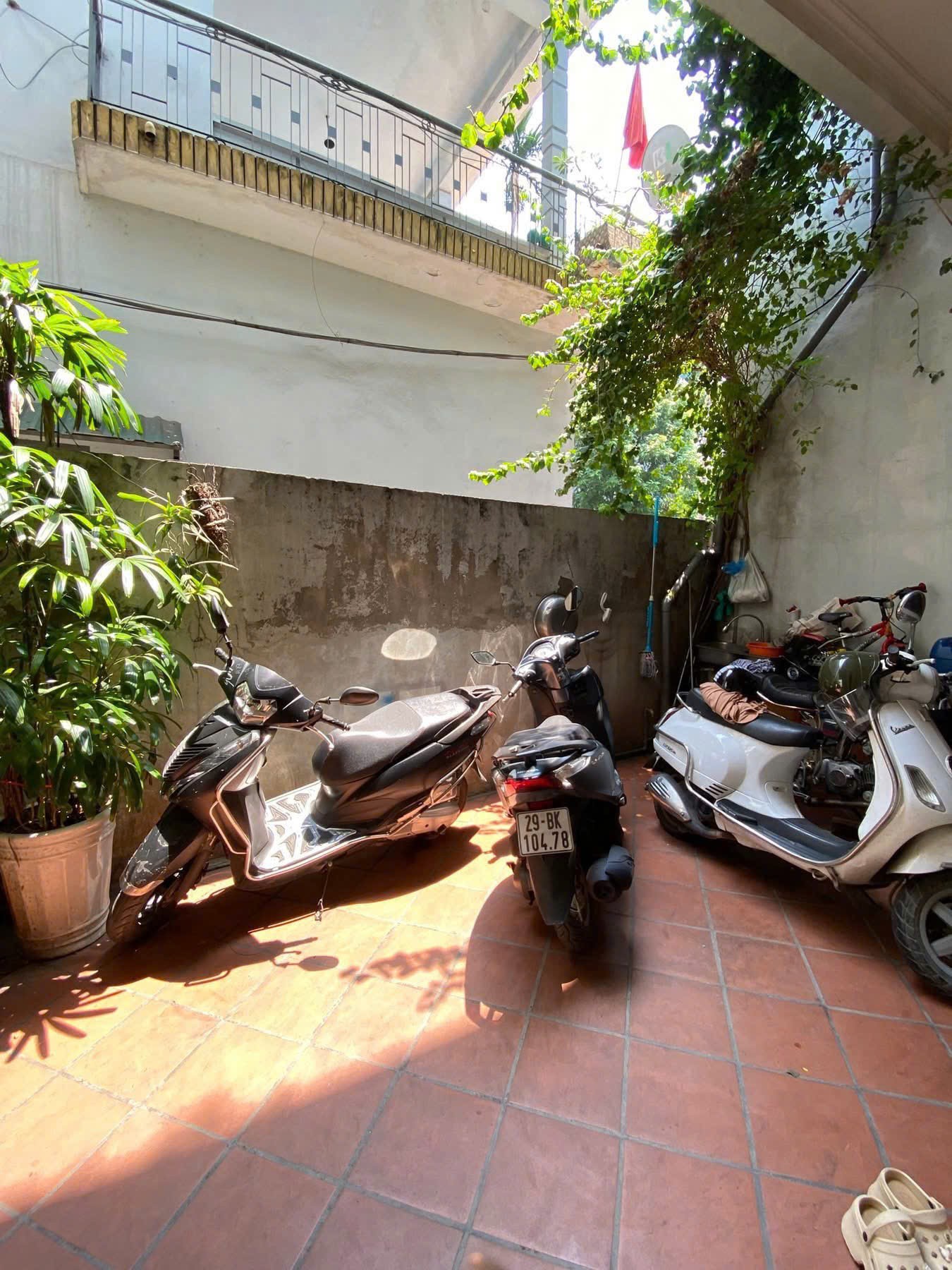 Bán đất tặng nhà 4 tầng + 4 ngủ Nguyễn Văn Cừ - Long Biên 55m2 4