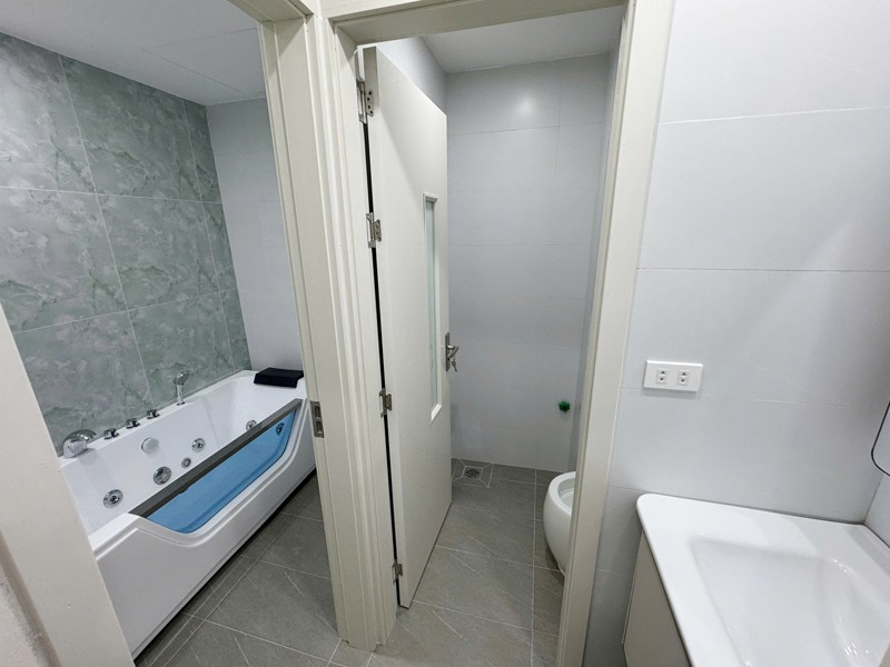 Bán 69m2 nhà 4 tầng, thang máy, 5PN sát chợ Diêm Gỗ, Việt Hưng. Chỗ đỗ xe miễn phí 14