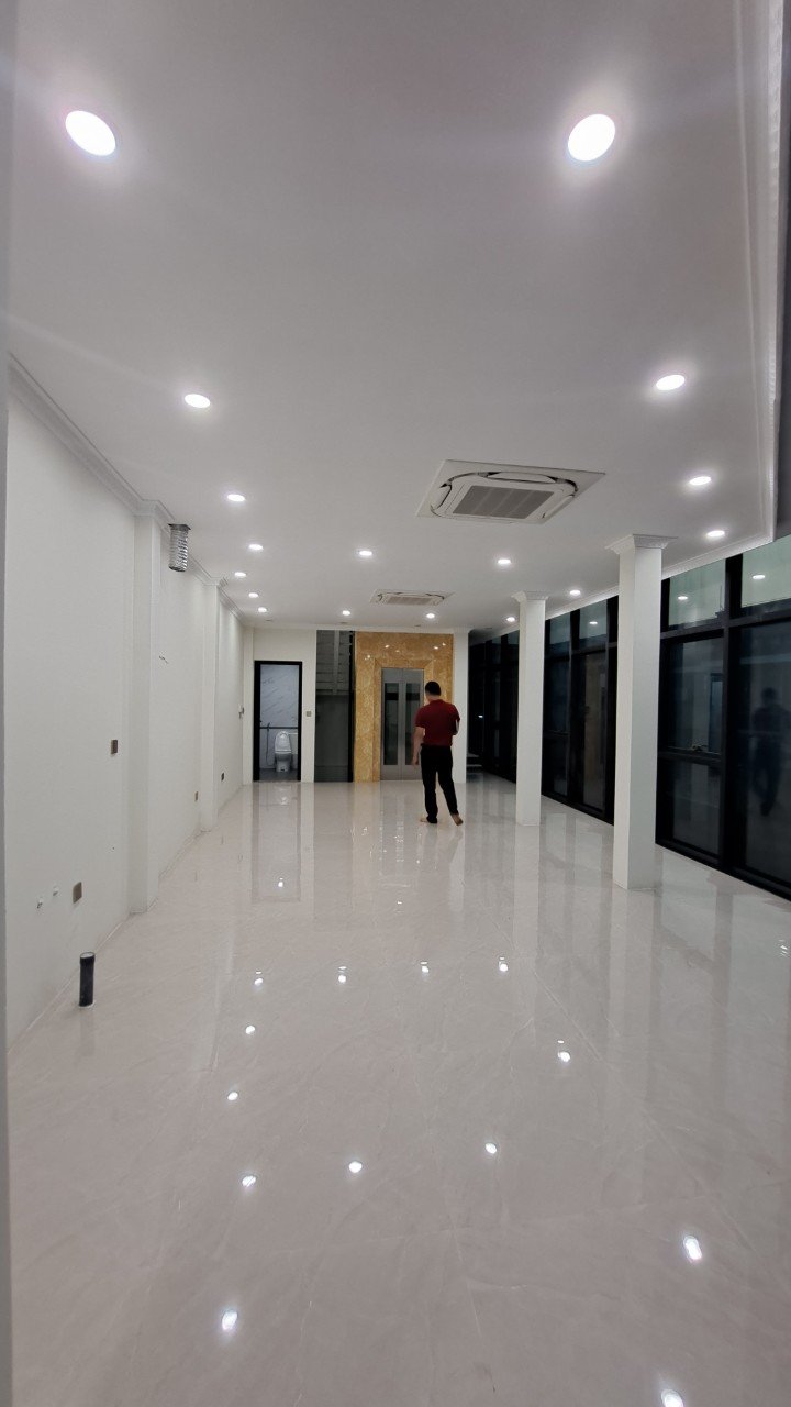 Cho thuê gấp văn phòng 2 mặt tiền, siêu mới, phố Vĩnh Phúc, dt 70m2 x 6 tầng, giá 60tr.