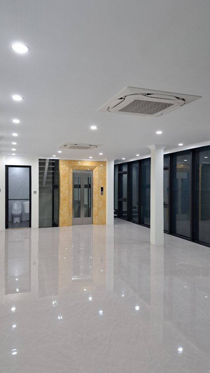 Cho thuê gấp văn phòng 2 mặt tiền, siêu mới, phố Vĩnh Phúc, dt 70m2 x 6 tầng, giá 60tr. 2