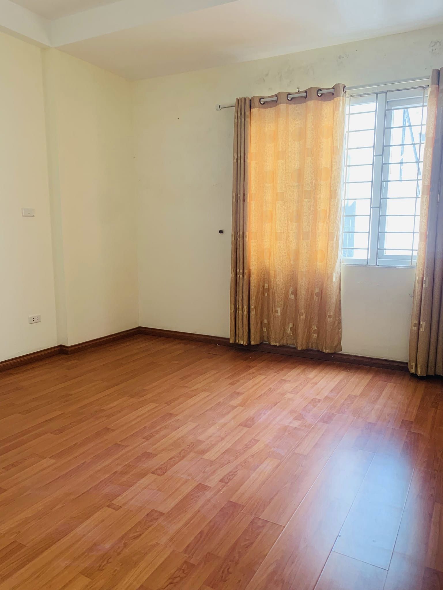 Bán nhà riêng chính chủ Lạc Long Quân 40m2 5 tầng MT 4m 6 tỷ 2