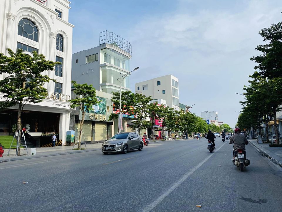 Cần bán Nhà mặt tiền đường Nguyễn Văn Cừ, Phường Trường Thi, Diện tích 111m², Giá 29.9 Tỷ