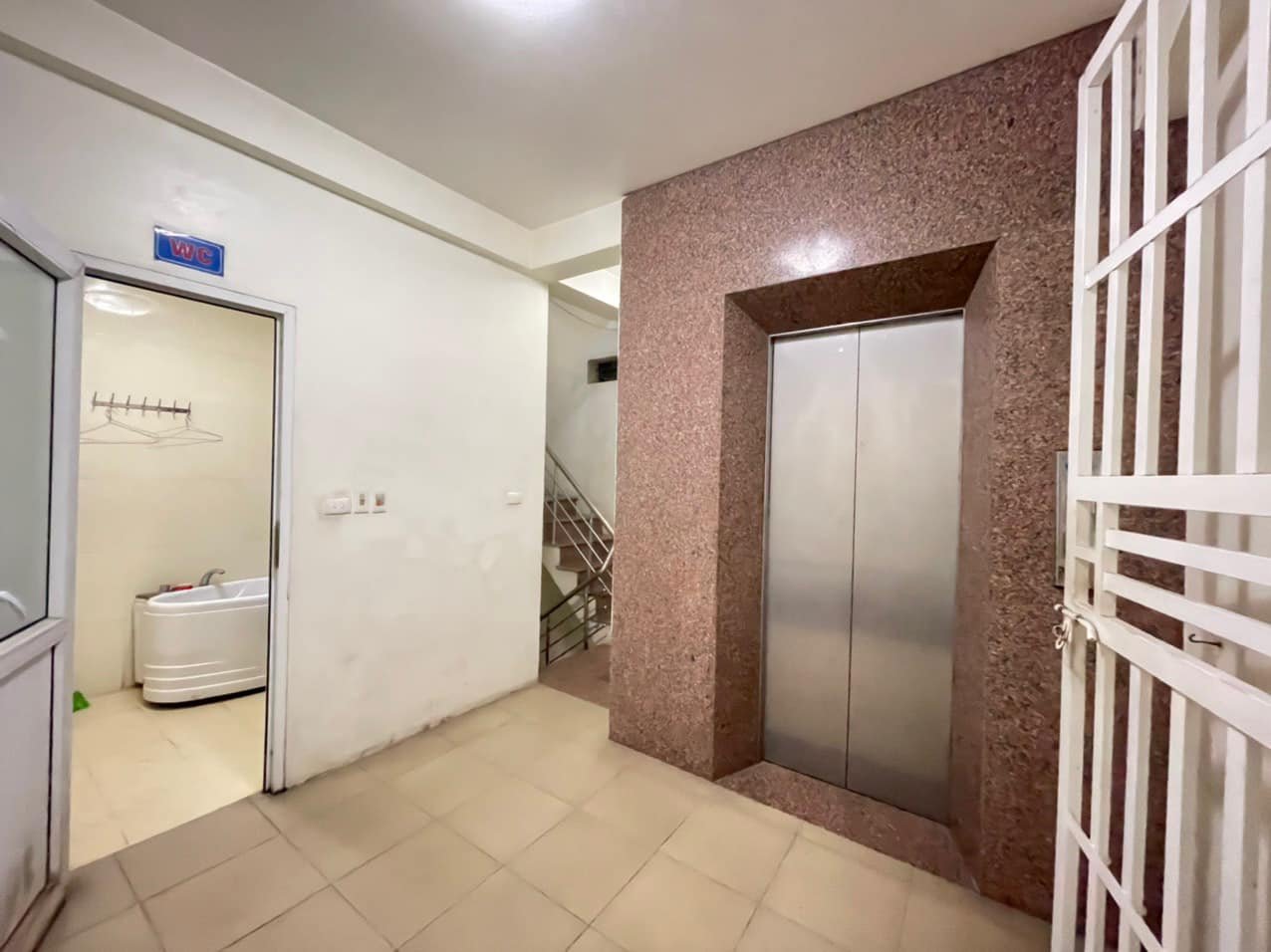 BÁN TÒA NHÀ  PHỐ ĐỖ NHUẬN - NGOẠI GIAO ĐOÀN-PHÂN LÔ VỈA HÈ Ô TÔ ĐỖ: 126M2, 5T, MT 8.5M, 28 TỶ 6