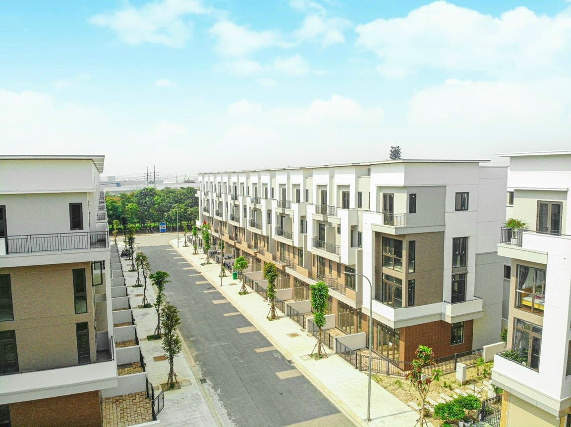 Chính chủ cần bán nhà mặt phố 4 tầng , đối diện chung cư tại Vsip Bắc Ninh