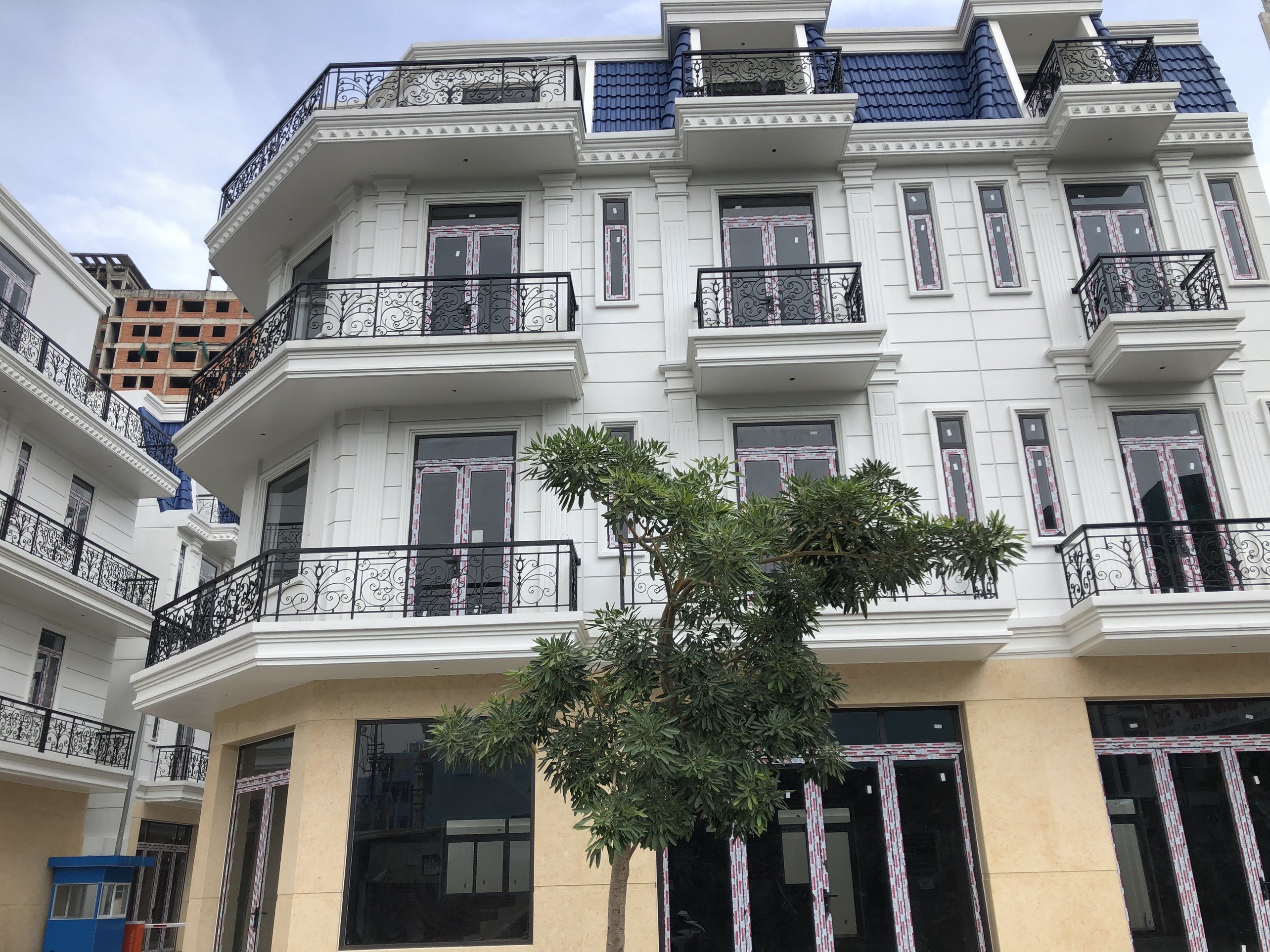 Bán nhà 3 lầu mới xây mặt tiền Trịnh Đình Trọng quận Tân Phú gần Đầm Sen 3