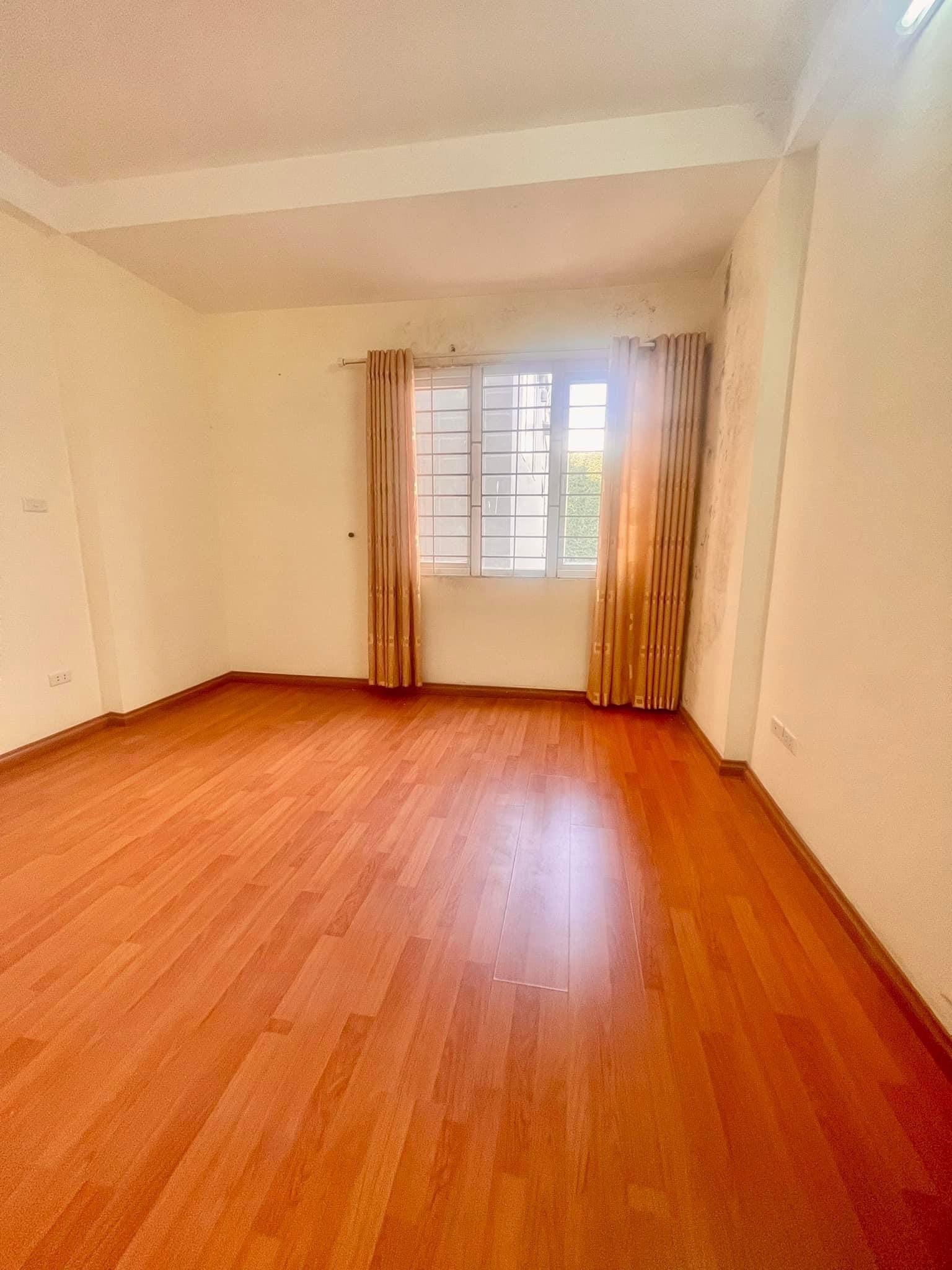 Chính chủ Bán nhà riêng Phân Lô 57 Lạc Long Quân 40m2 5 tầng MT 4m 6 tỷ 5