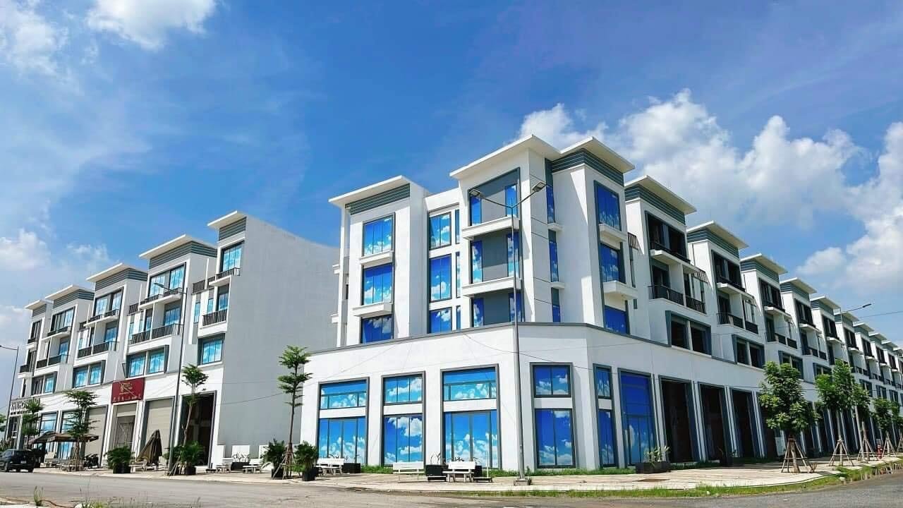 Bán Shophouse 6x18 3 mặt tiền dự án Sài Gòn Town Tân Trụ 3