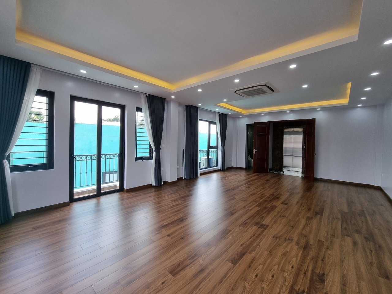 Cần bán Nhà mặt tiền đường Giảng Võ, Phường Cát Linh, Diện tích 82m², Giá Thương lượng 4