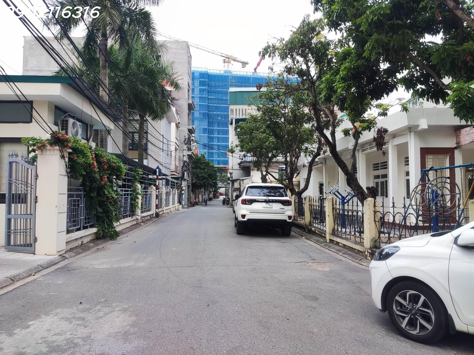 Bán nhà phố Ngô Gia Tự, Long Biên, đường thông muôn ngả, sau bigC Long Biên, ô tô vào nhà, giá đầu 3