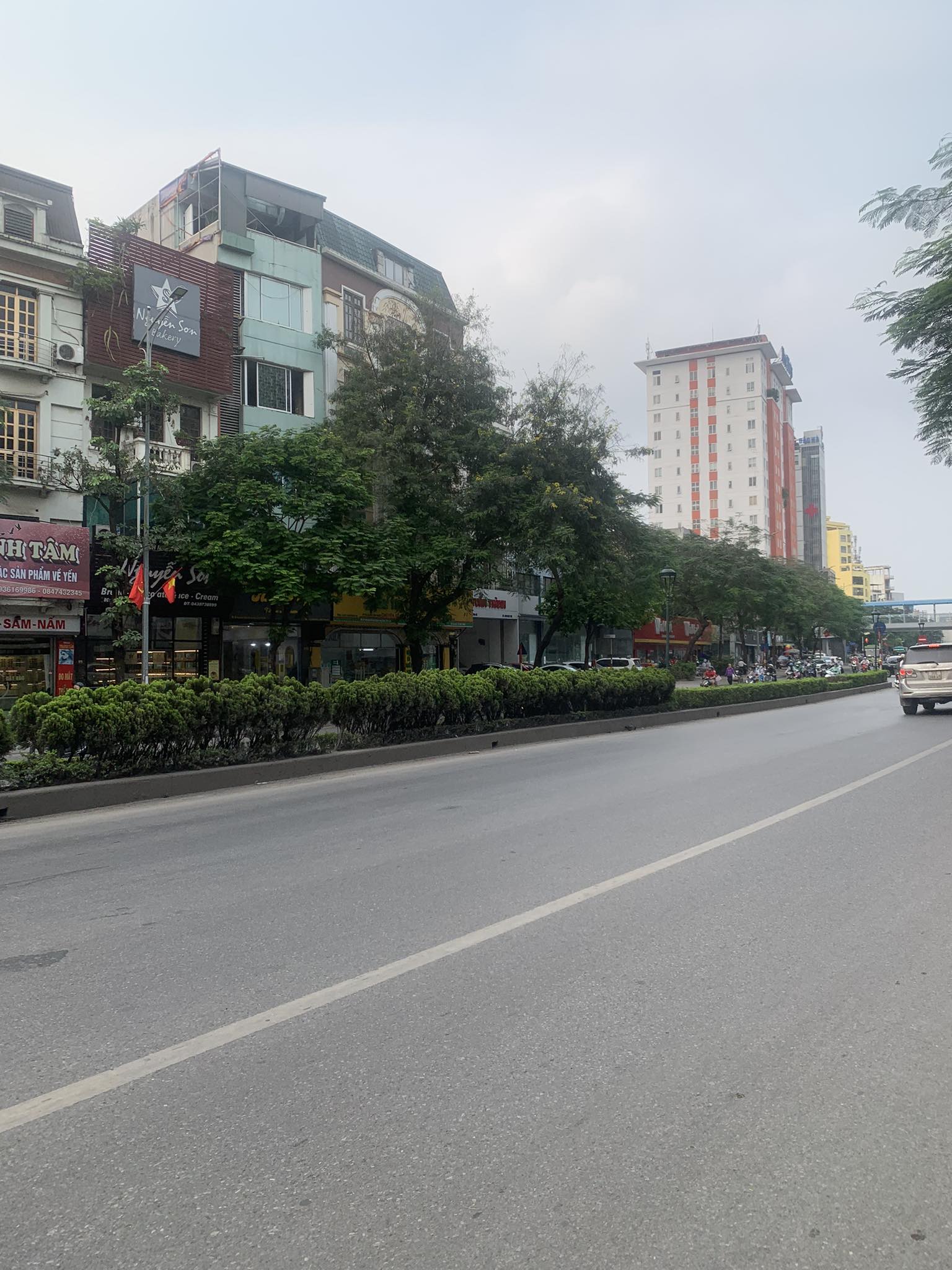 bán nhà mặt phố Nguyễn Văn Cừ 130m x 3tầng, MT 7.5m, full thổ cư 3