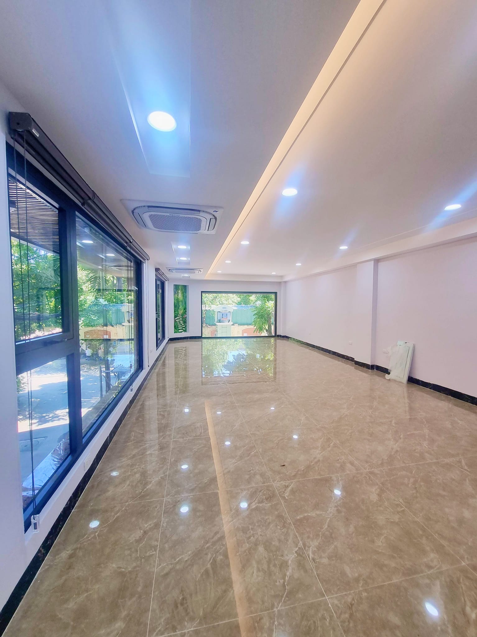 Bán nhà phố Trung Kính, lô góc DTSD 70m2, MT 7m. 8 tầng thang máy. Kinh doanh. 4