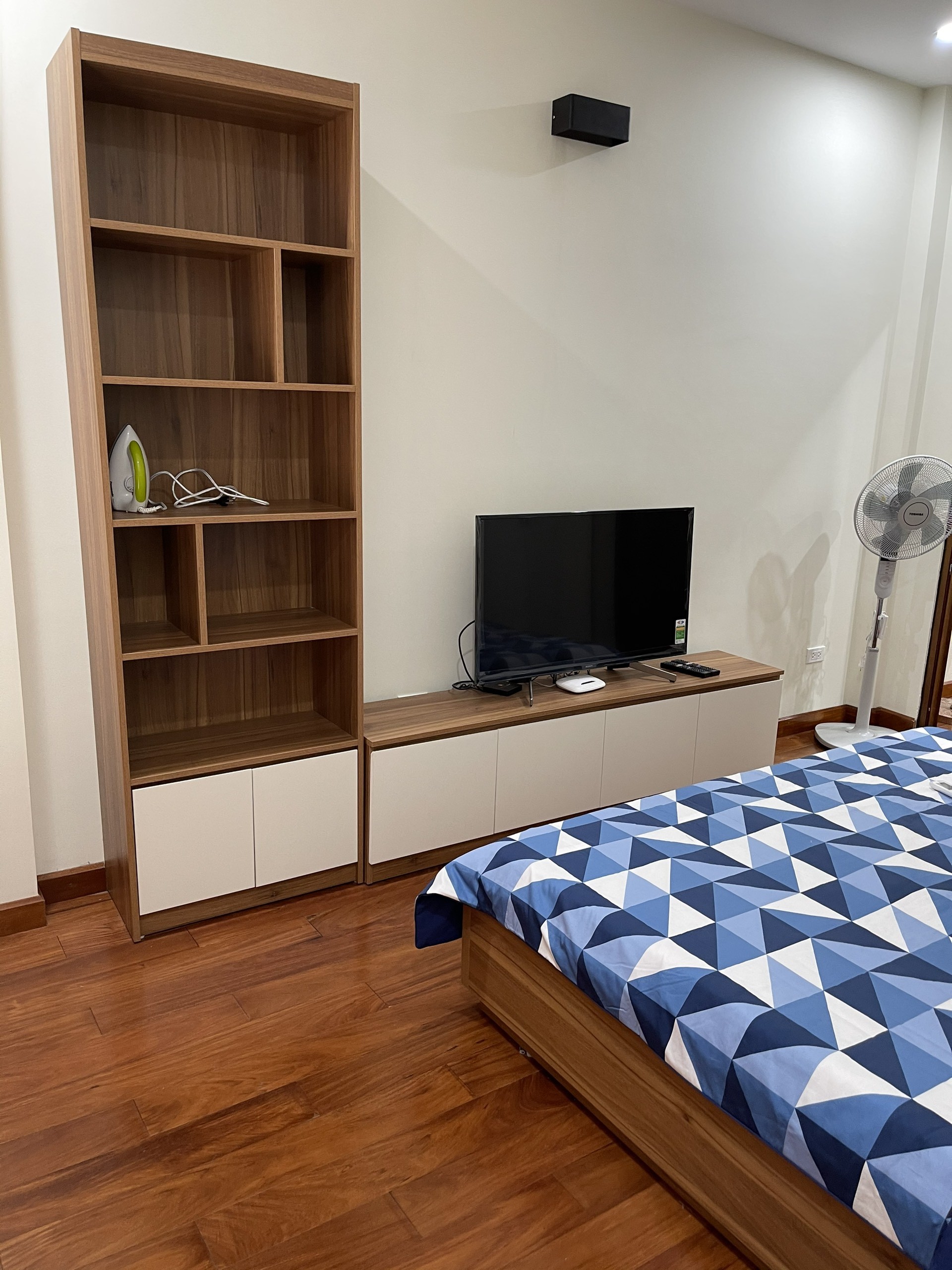 Cho thuê Căn Apartment 1N,1K tại Phố Vạn Phúc, Ba Đình. Mặt phố cực thoáng. Chỉ 9tr 4