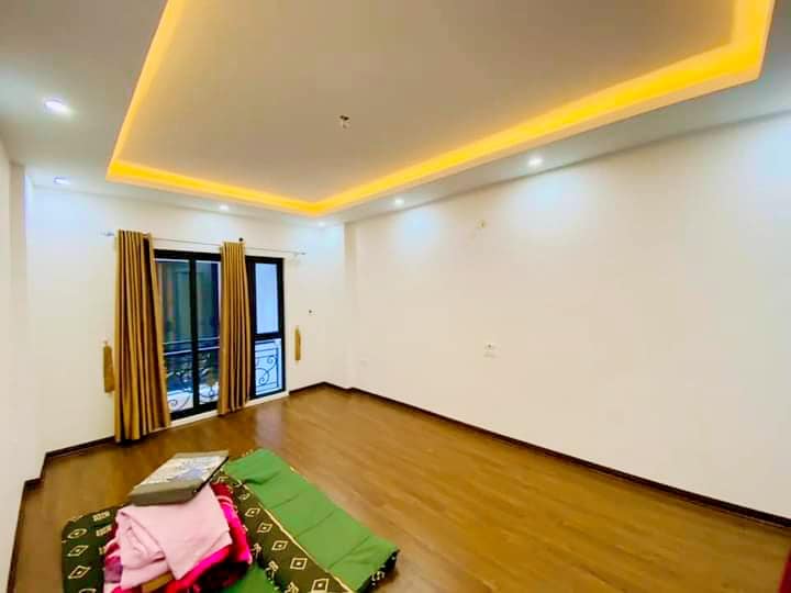 NHÀ MỚI ĐẸP PHỐ NGUYỄN TRÃI CẠNH ROYAL CITY NGÃ TƯ SỞ  5 TẦNG DT:30M2 SỔ ĐỎ T2:35M2 3 PHÒNG NGỦ 4