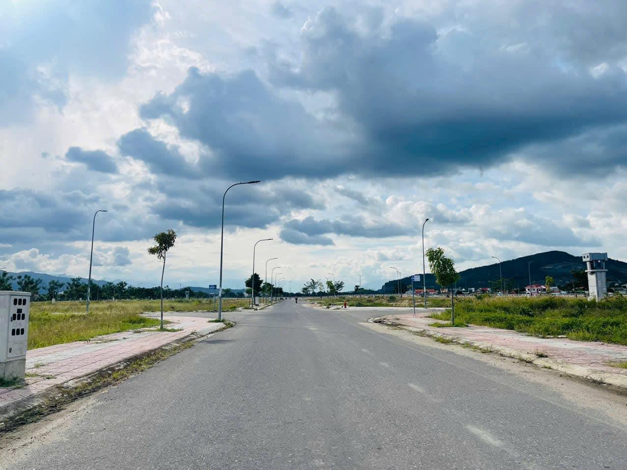 Bán đất KĐT Nam Sông Cái, Diên Khánh, lô góc siêu đẹp, 2 mặt tiền đường 13mgiá rẻ chỉ 15,5 tr/m2 5