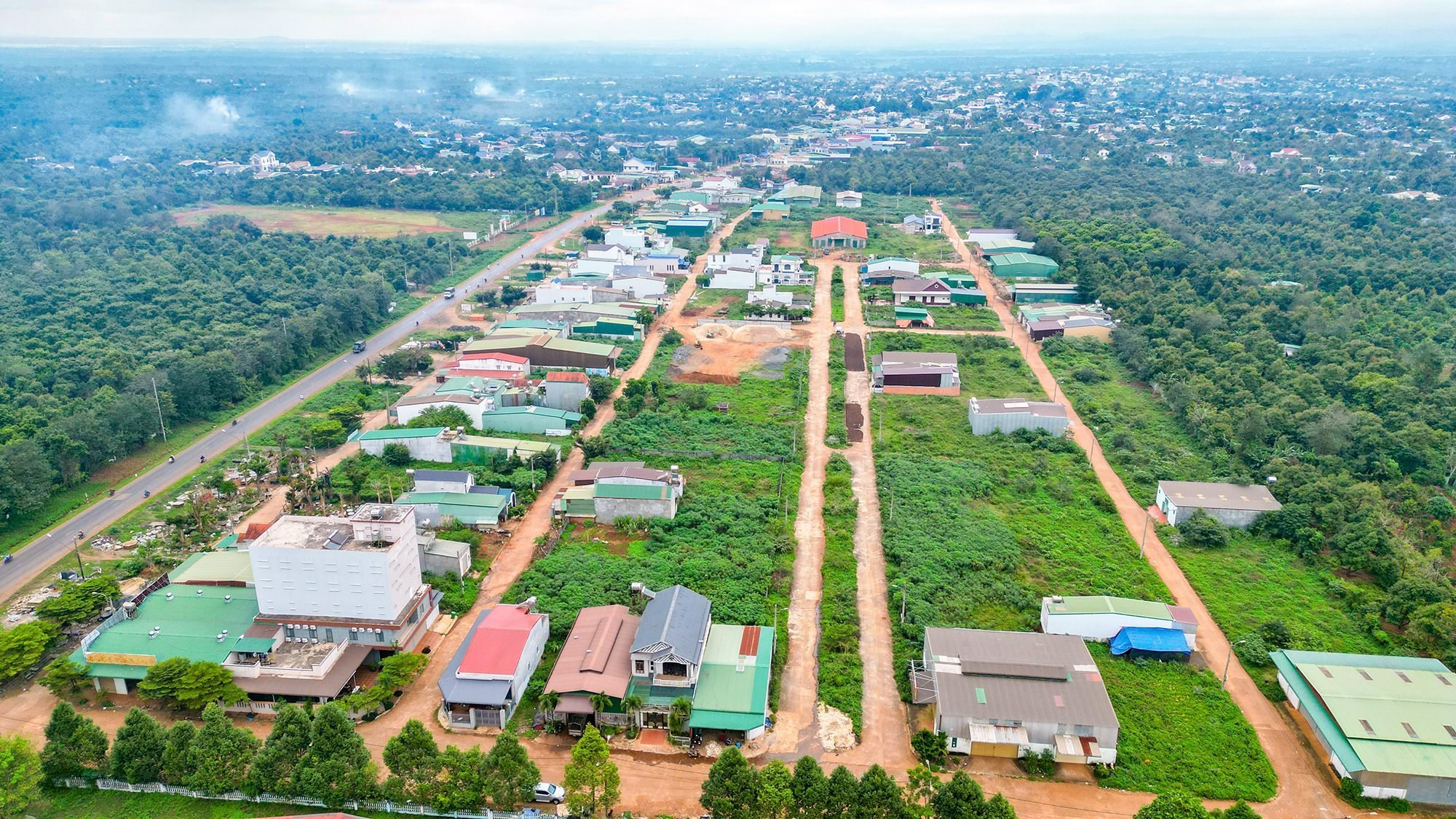 Nhà cần tiền cần bán lô đất mặt tiền đường 22m, đối diện chợ Phú Lộc, khu hành chính mới Krông Năng 3