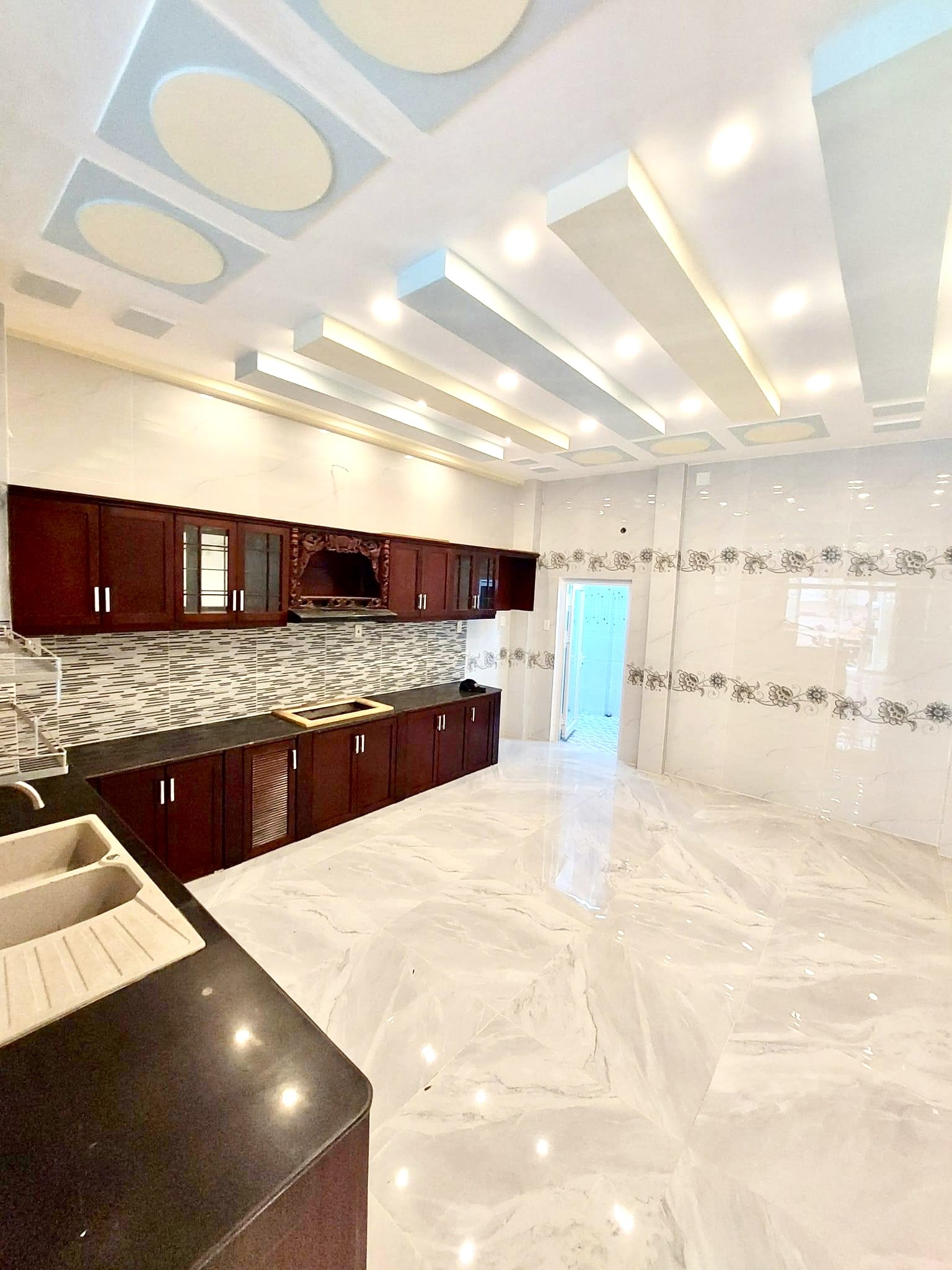 BÁN NHÀ VIP KHU KIỀU ĐÀM – 4TẦNG – 4 X18 – 4PN – 5WC - ĐƯỜNG TRẦN XUÂN SOẠN, P. TÂN HƯNG, Q7 – GIÁ 3