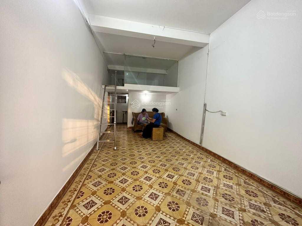 Bán căn hộ tập thể Ngọc Lâm, Long Biên DT 30m2 giá 1 tỷ 45 gần trường học, vieu mặt phố hồng tiến 1