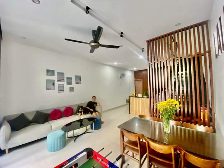 Cho thuê nhà 4 tầng 6 phòng ngủ cục đẹp đường Hoài Thanh- Khu Mỹ An gần Cầu Trần Thị Lý 1