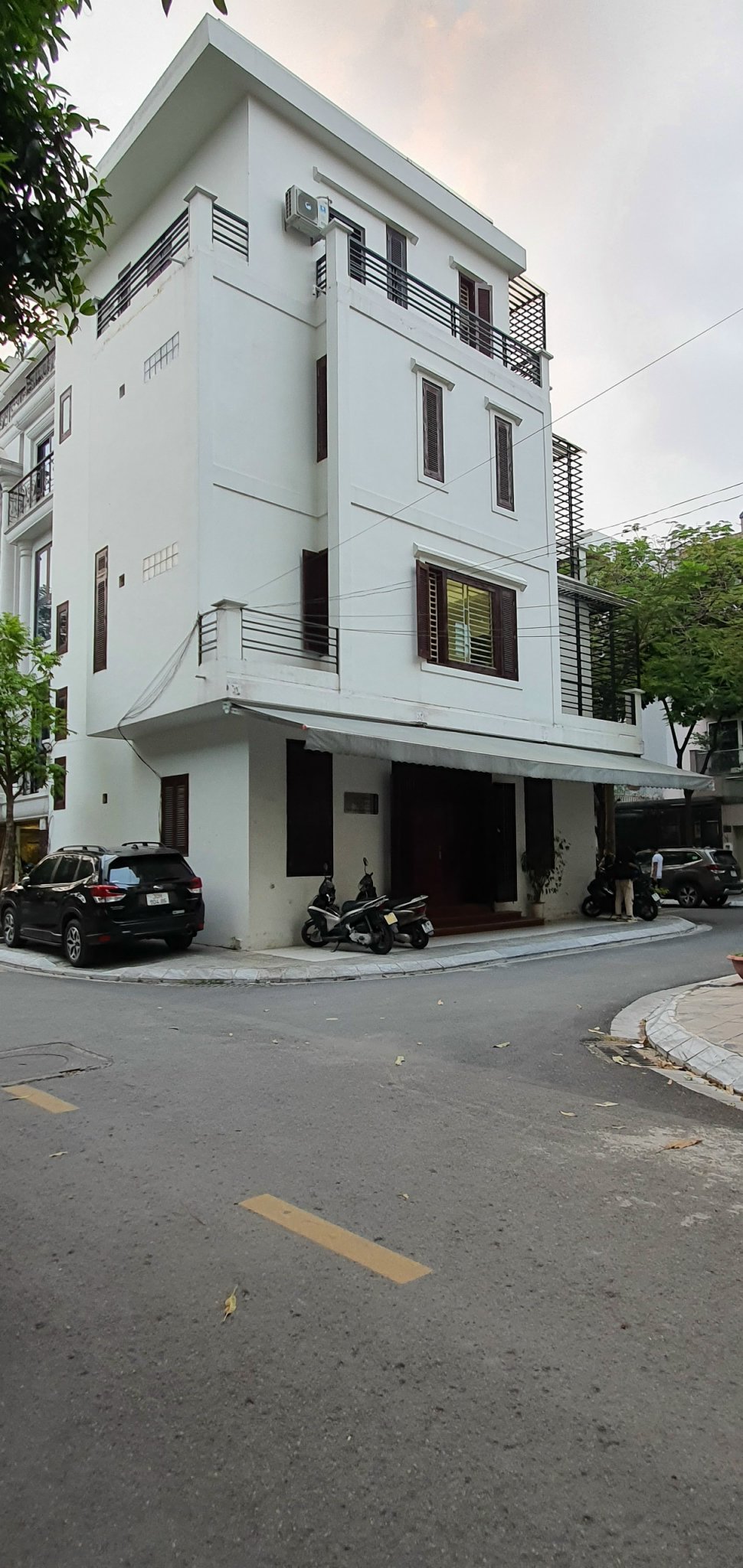 Cho thuê nhà chính chủ Mới căn góc 86m2x4T- KD, VP, Nguyễn Văn Huyên -24tr 1