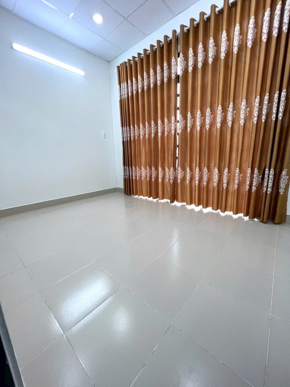 Bán Gấp Nhà Lê Văn Quới Ngay ngã tư 4 xã hẻm xe hơi đỗ cửa 40 m2 ,2 Tầng  Nhỉnh 3 tỷ 4