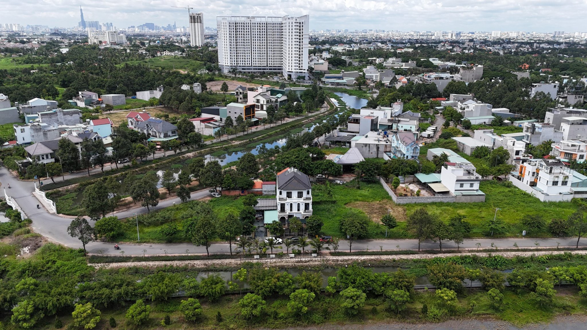 Cần bán lô đất 123m2 kế bên Sài Gòn, nhánh sông Sài Gòn, đối diện công viên Vĩnh Phú 3