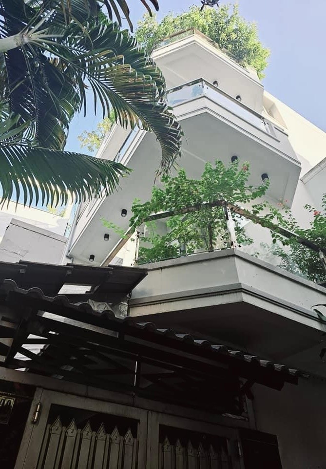 Bán nhà 4m x 13m huỳnh Văn Bánh, Phú Nhuận. 4 tầng BTCT, lô góc 2 mặt thoáng mát, nhà đẹp ở ngay