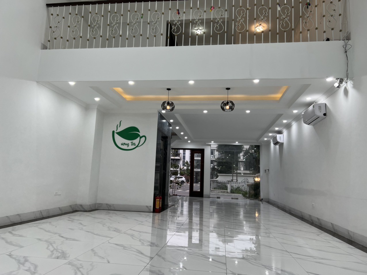 Cho thuê nhà KĐT Thạch Bàn, Long Biên, DT 120m xdung 90m x 4.5 tầng, MT 6m, thang máy, 34 tr 7