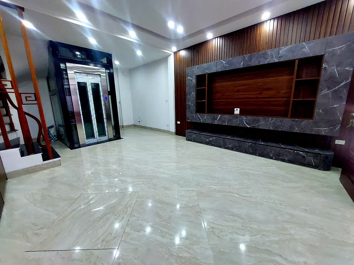 Nhà mới Phố Bồ Đề 40m2,6 Tầng, Thang máy, cách ô tô 30m,full nội thất, 8.7 tỷ.Long Biên.