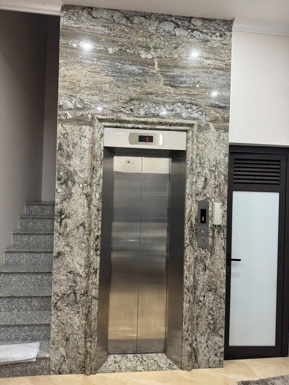 Bán căn nhà mặt phố phường Trần Hưng Đạo, TP HD, 73.3m2, mt 6m, thang máy, KD buôn bán 5