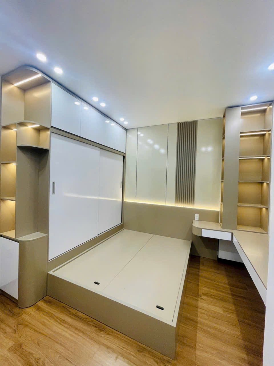 Bán nhà 4 tầng mặt phố Kim Sơn, ph Lê Thanh Nghị, Tây HP, 50m2, mt 4.3m, 4 ngủ, 3vs 8