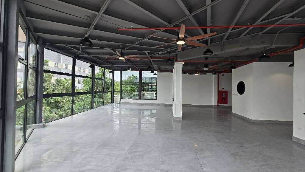 liền kề lô góc Thạch Bàn, 145m x 5 tầng, mặt tiền 22m, vỉa hè rộng, 2 mặt đường 13m 2