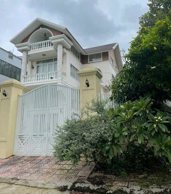 BIỆT THỰ GÓC 2MAT TIỀN KDC SÔNG ĐÀ ,400M2,7PN,9WC,GIÁ 42TR 2