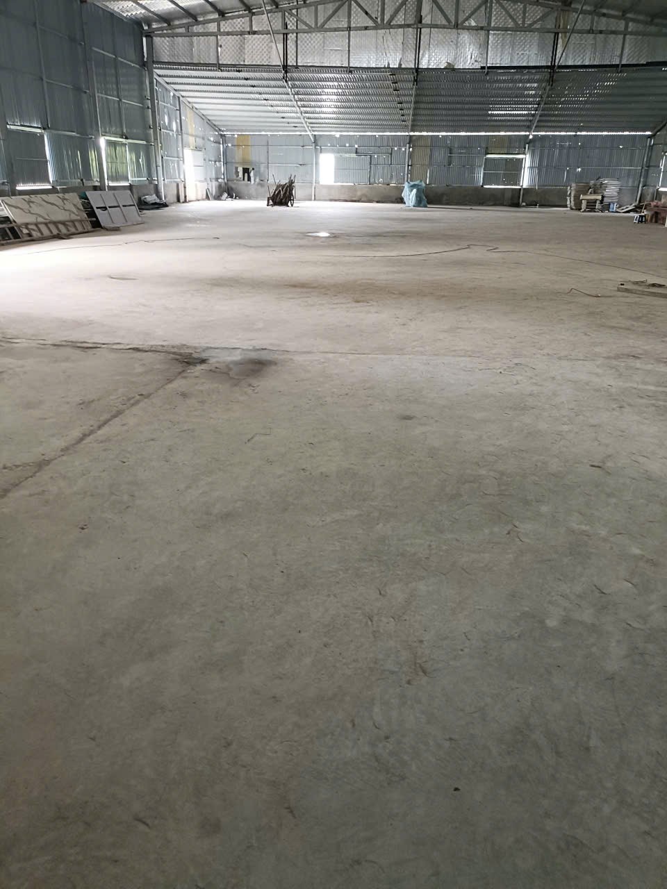 CHO THUÊ 2.800m2 KHO, XƯỞNG, BÃI TẠI VIỆT HÙNG. ĐÔNG ANH.