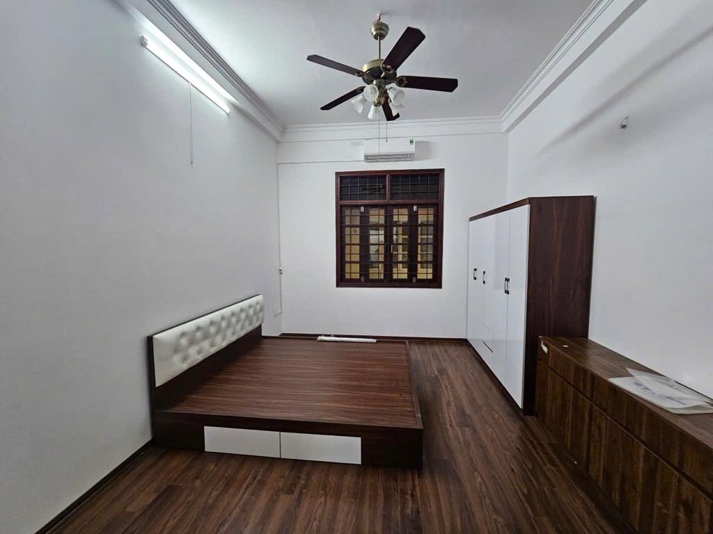 NHỈNH 13 TỶ SỞ HỮU NHÀ ĐẸP CỰC GẦN PHỐ HOÀNG VĂN THÁI, 42M2 X 4 TẦNG 3