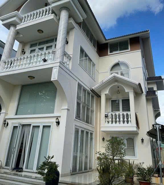 BIỆT THỰ GÓC 2MAT TIỀN KDC SÔNG ĐÀ ,400M2,7PN,9WC,GIÁ 42TR 3