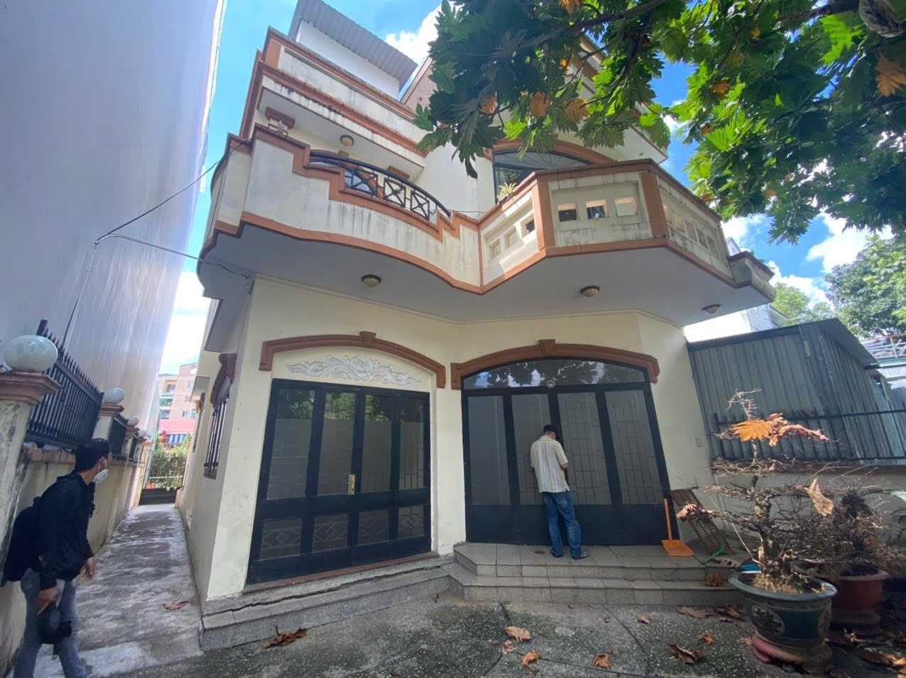 BIỆT THỰ BÊN SÔNG 8m x 30m TRỆT 2LAU 6PN SÂN VƯỜN TRƯỚC SAU,GIÁ 20TR 4